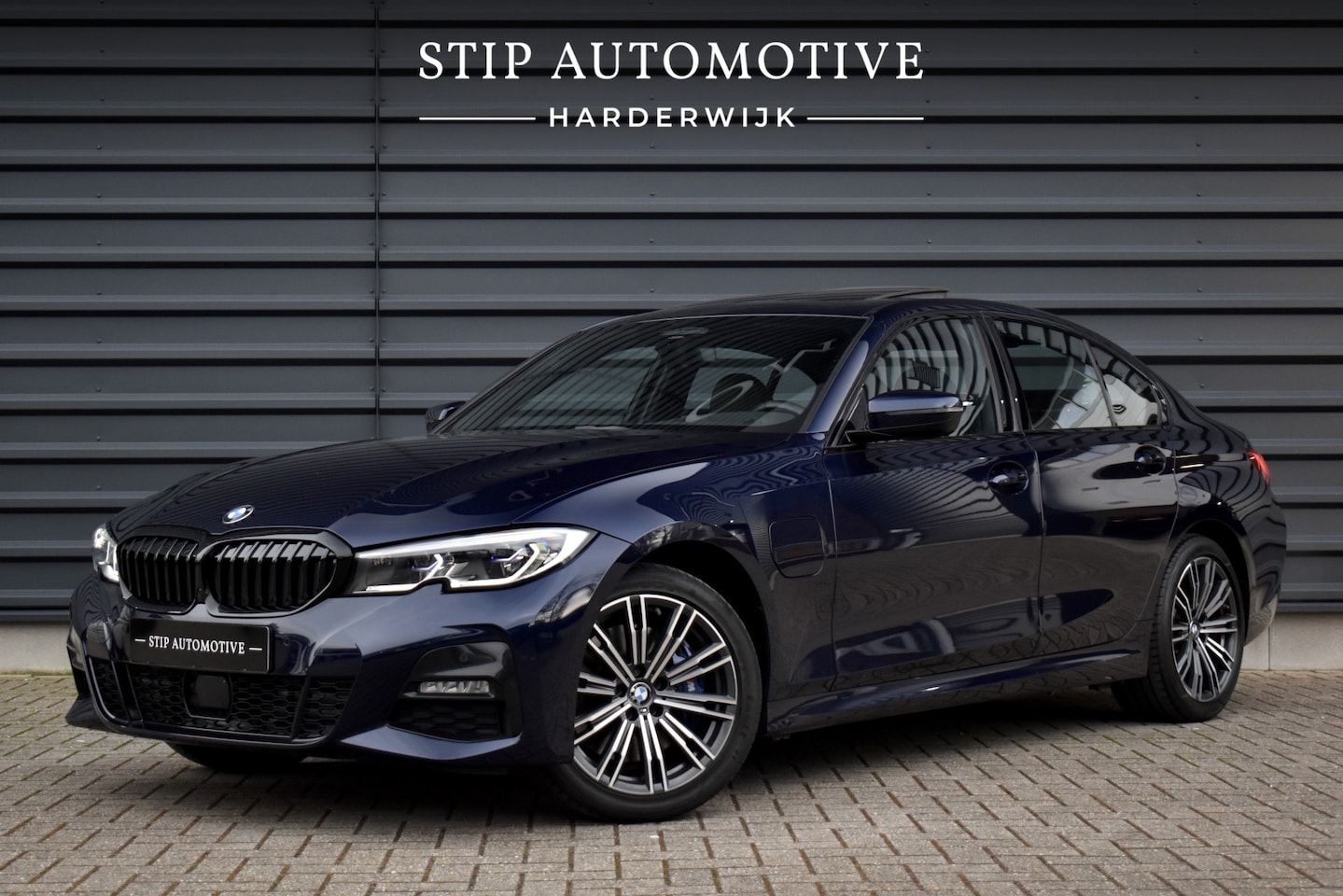 BMW 3-serie - 330e M Sport Individual | Pano | ACC | Laser Light | Memory | Harman/Kardon | Camera | - AutoWereld.nl