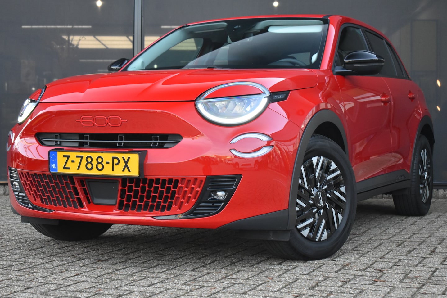 Fiat 600e - RED 54kWh 3 Fase 156pk 96%SOH! | Navigatie by App | Parkeersensoren | Full-LED | Airco | C - AutoWereld.nl