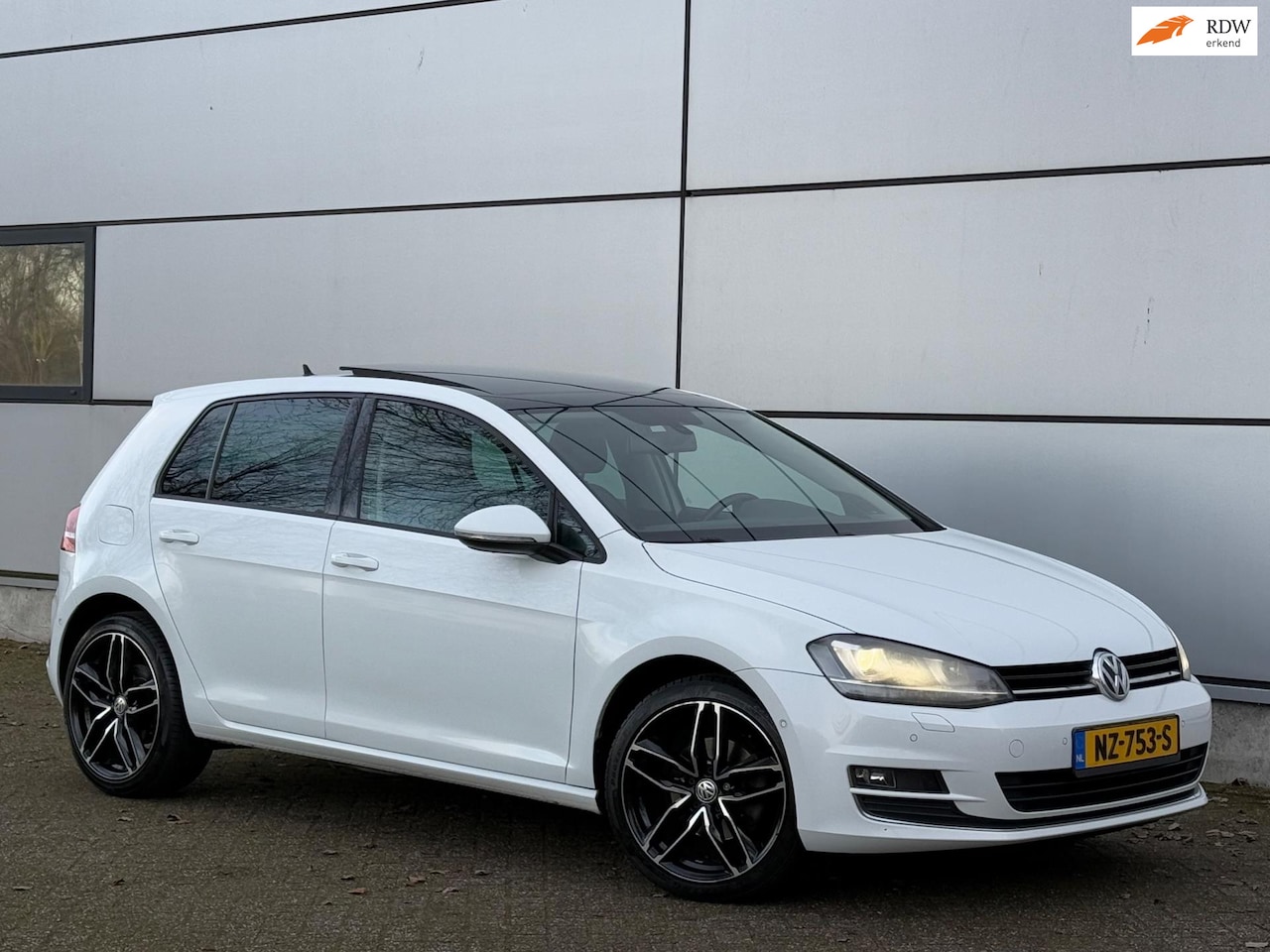 Volkswagen Golf - 2.0 TDI Highline Pano |Dynaudio |Led |Ergo Active |Massage |Half Leder |Xenon |Stoelverw | - AutoWereld.nl