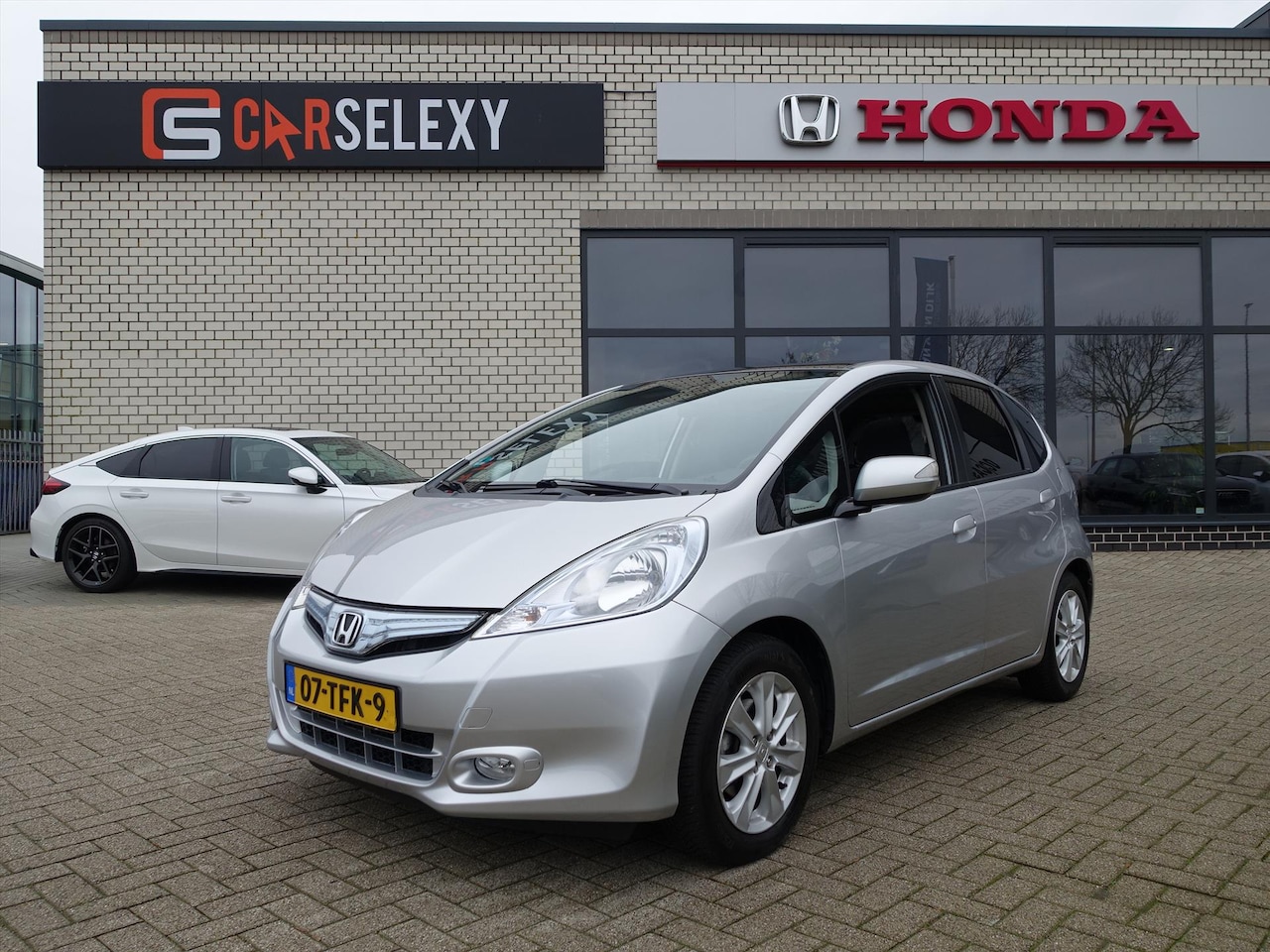 Honda Jazz - Hybrid 1.4 i-VTEC 102pk CVT Elegance Eerste Eigenaar 49389 km - AutoWereld.nl