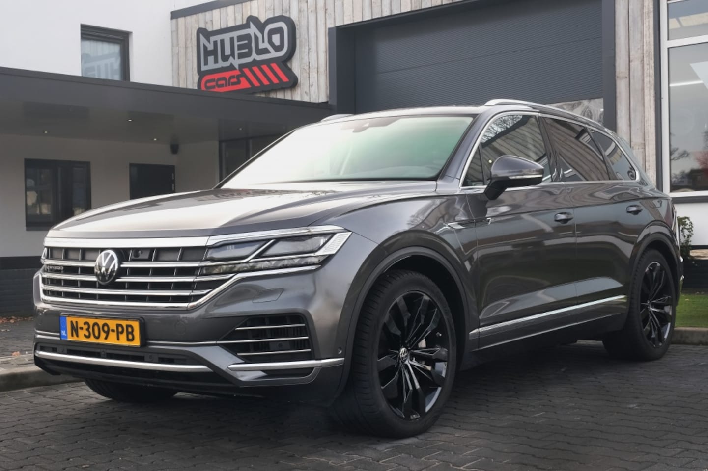 Volkswagen Touareg - 3.0 TSi eHybrid 4M Luchtvering, Pano, DynAudio, Trekhaak. - AutoWereld.nl