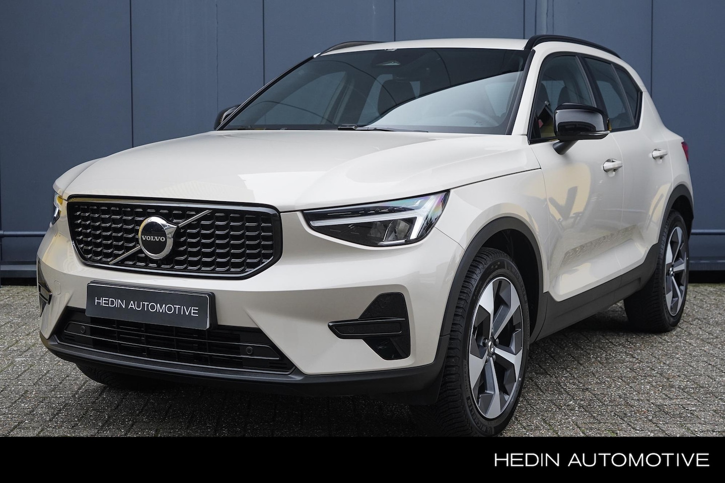 Volvo XC40 - 2.0 B4 Plus Dark | Parkeercamera | Pilot assist | all seasonbanden | Stuur- stoelverwarmin - AutoWereld.nl