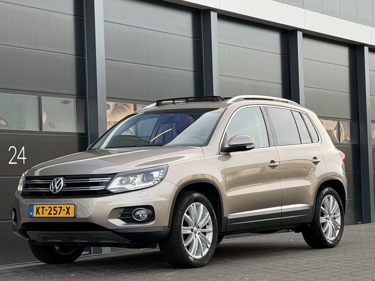 Volkswagen Tiguan - 2.0 TDI 4Motion Pano Xenon Leer - AutoWereld.nl