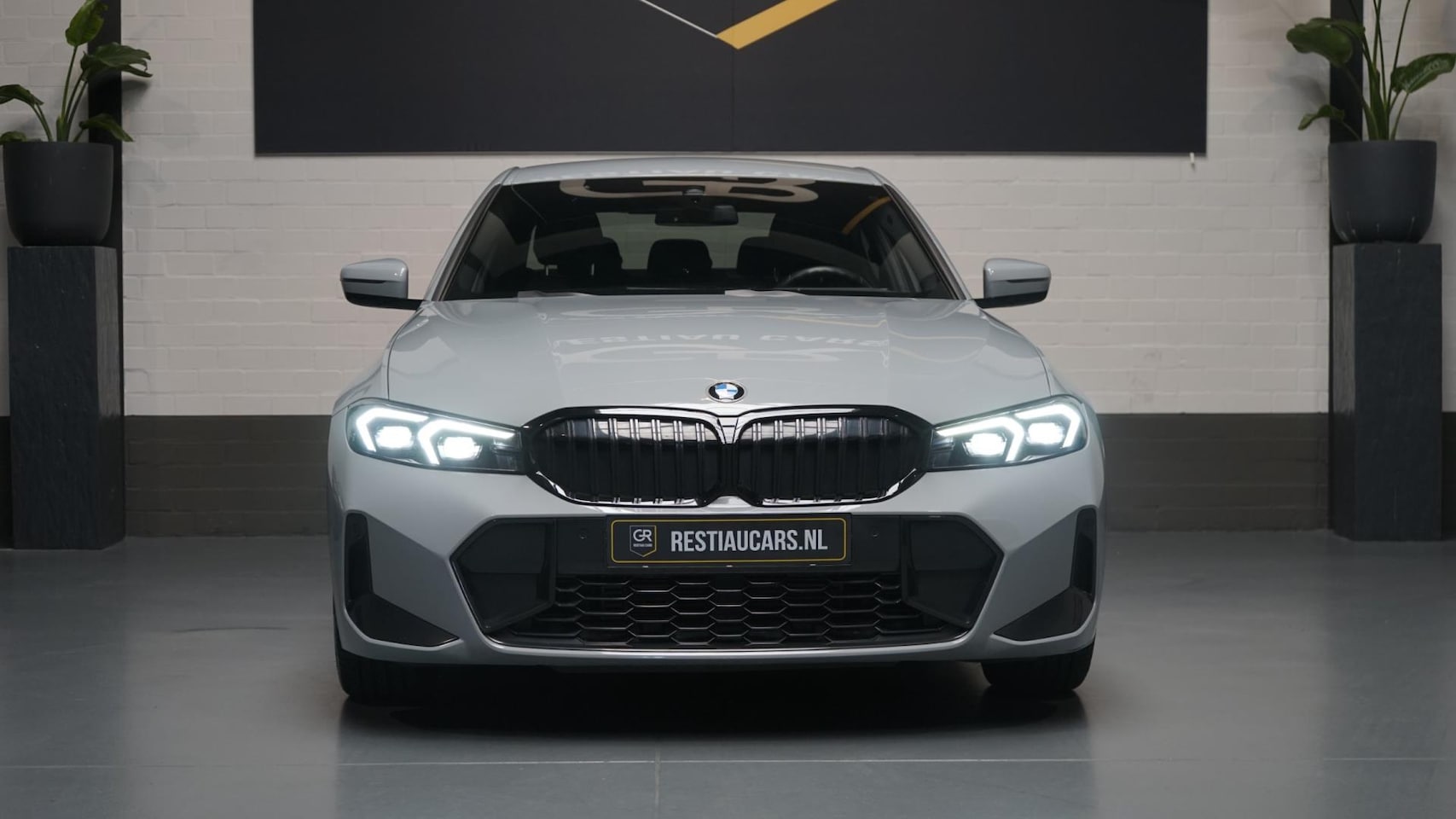 BMW 3-serie - 318i M-Sport AUTOMAAT-ALCANTARA-CARPLAY-CRUISE-DAB-LED-NAVIGATIE-SHADOW LINE - AutoWereld.nl