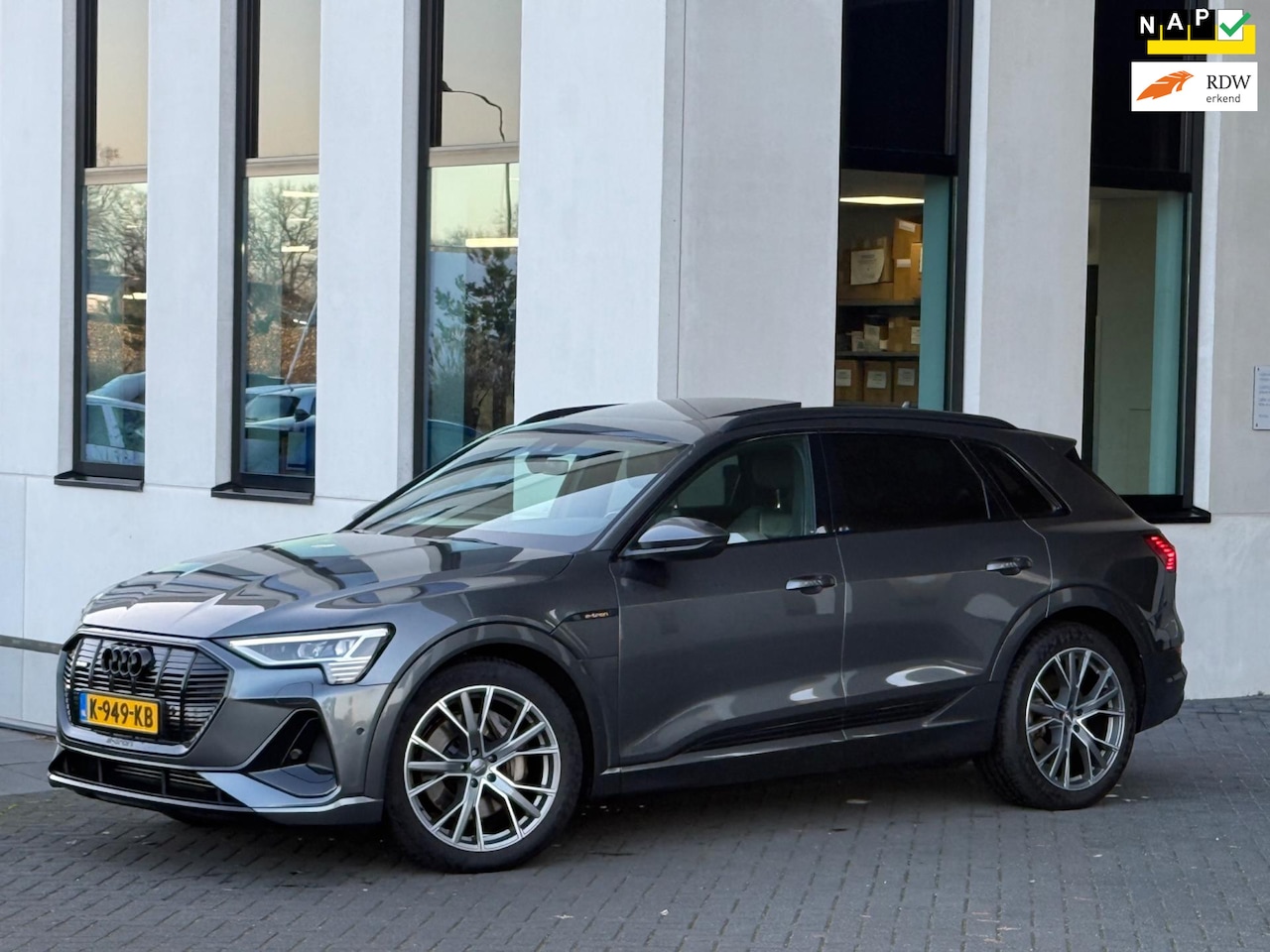 Audi e-tron - 50 quattro S 71 kWh 2 X S-LINE, vol opties, panoramadak, camera, electr trekhaak, 1e eigen - AutoWereld.nl