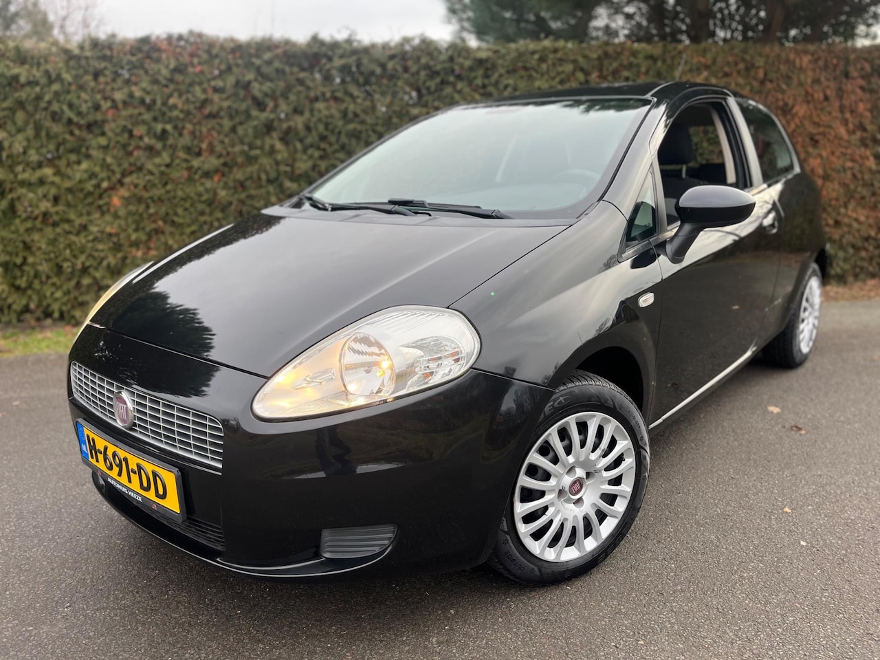 Fiat Grande Punto - 1.4 Active ZWART DISTRIBUTIERIEM V.V BIJ 121DKM !! - AutoWereld.nl