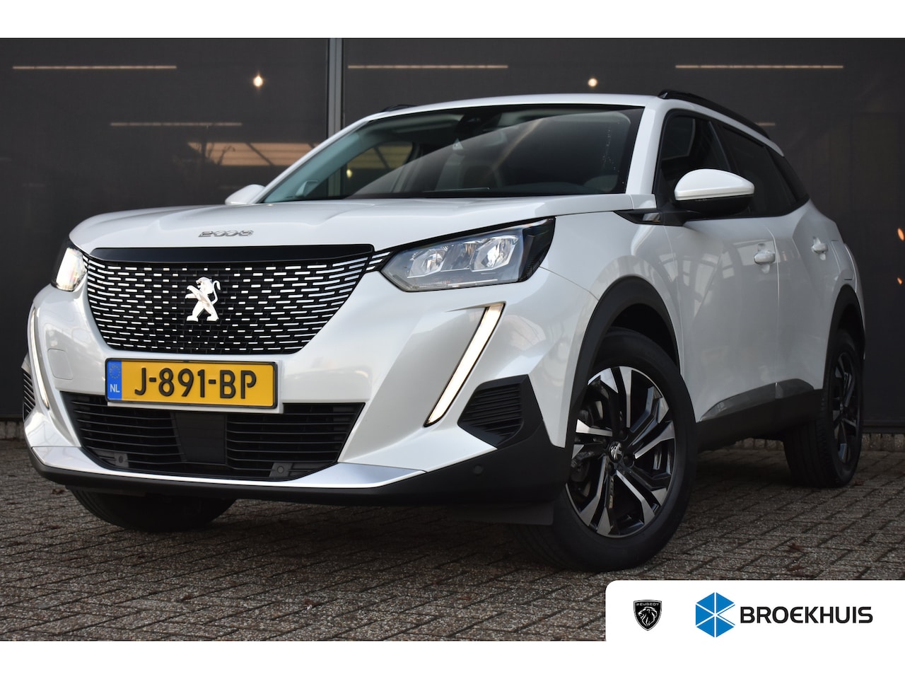 Peugeot 2008 - 1.2 PureTech Allure 130pk Automaat | 1e Eig. | Adaptive Cruise | Navigatie | Voorruitverwa - AutoWereld.nl