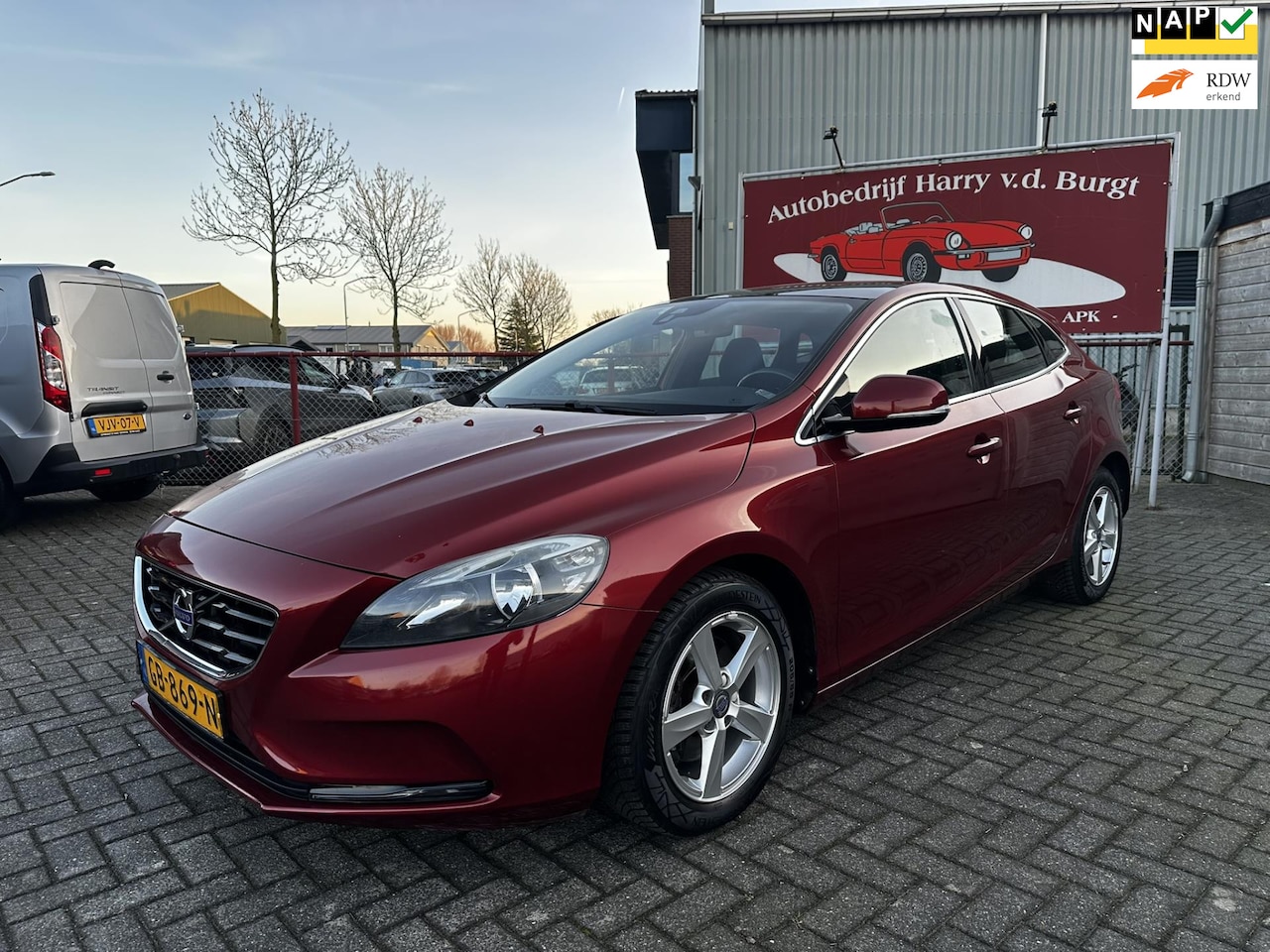 Volvo V40 - 1.6 T3 Momentum Trekhaak | Panorama | Navigatie - AutoWereld.nl