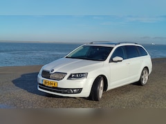 Skoda Octavia Combi - 1.6 TDI Greentech Style Business Met extra opties zoals: geblindeerde ramen, speciale voorstoelen, verwarmde achterstoelen