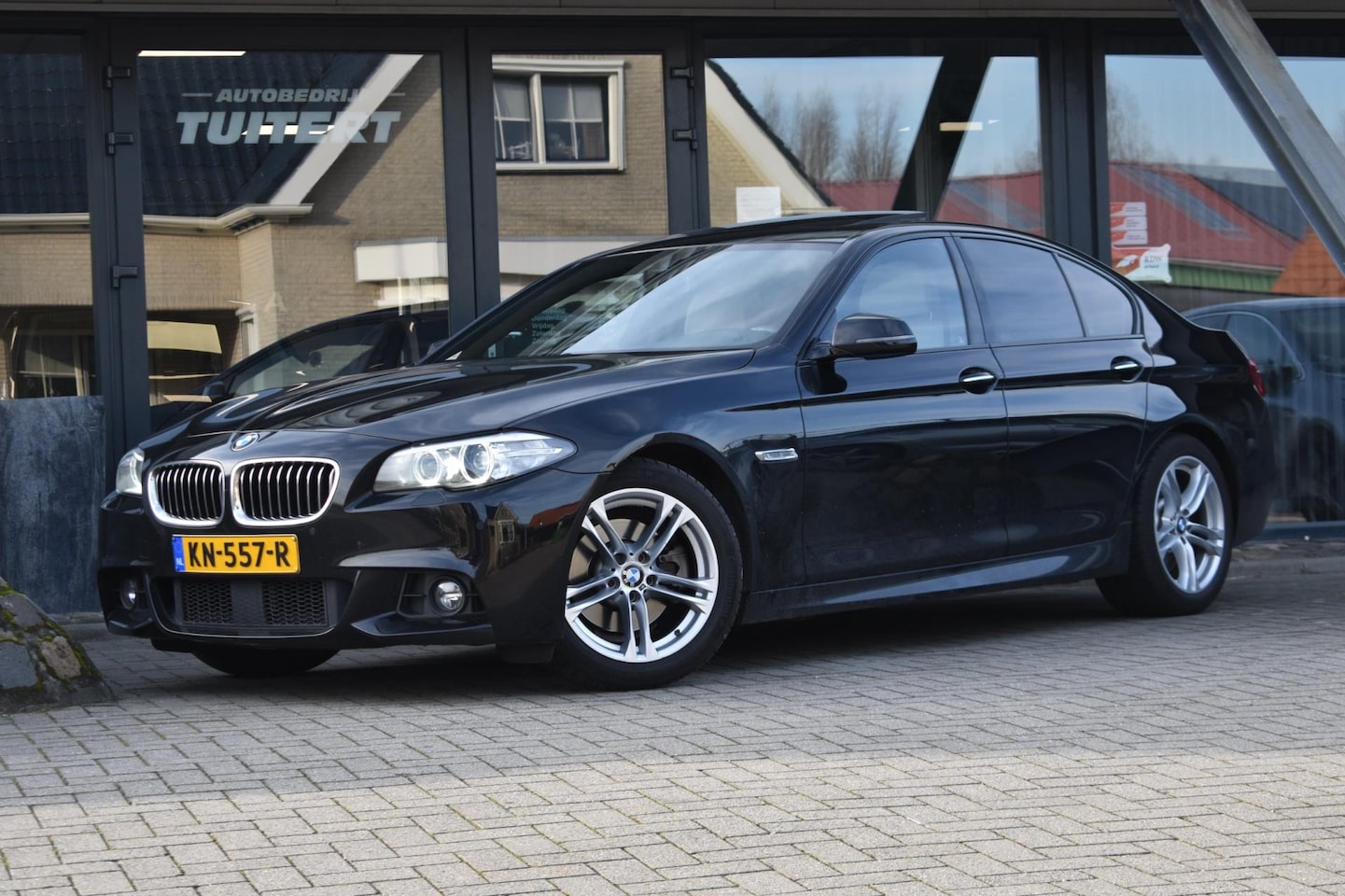 BMW 5-serie - 520i M Sport | SCHUIFDAK | CAMERA | LEDER | NAP | ADAPT. CRUISE | STOELVERWARMING - AutoWereld.nl