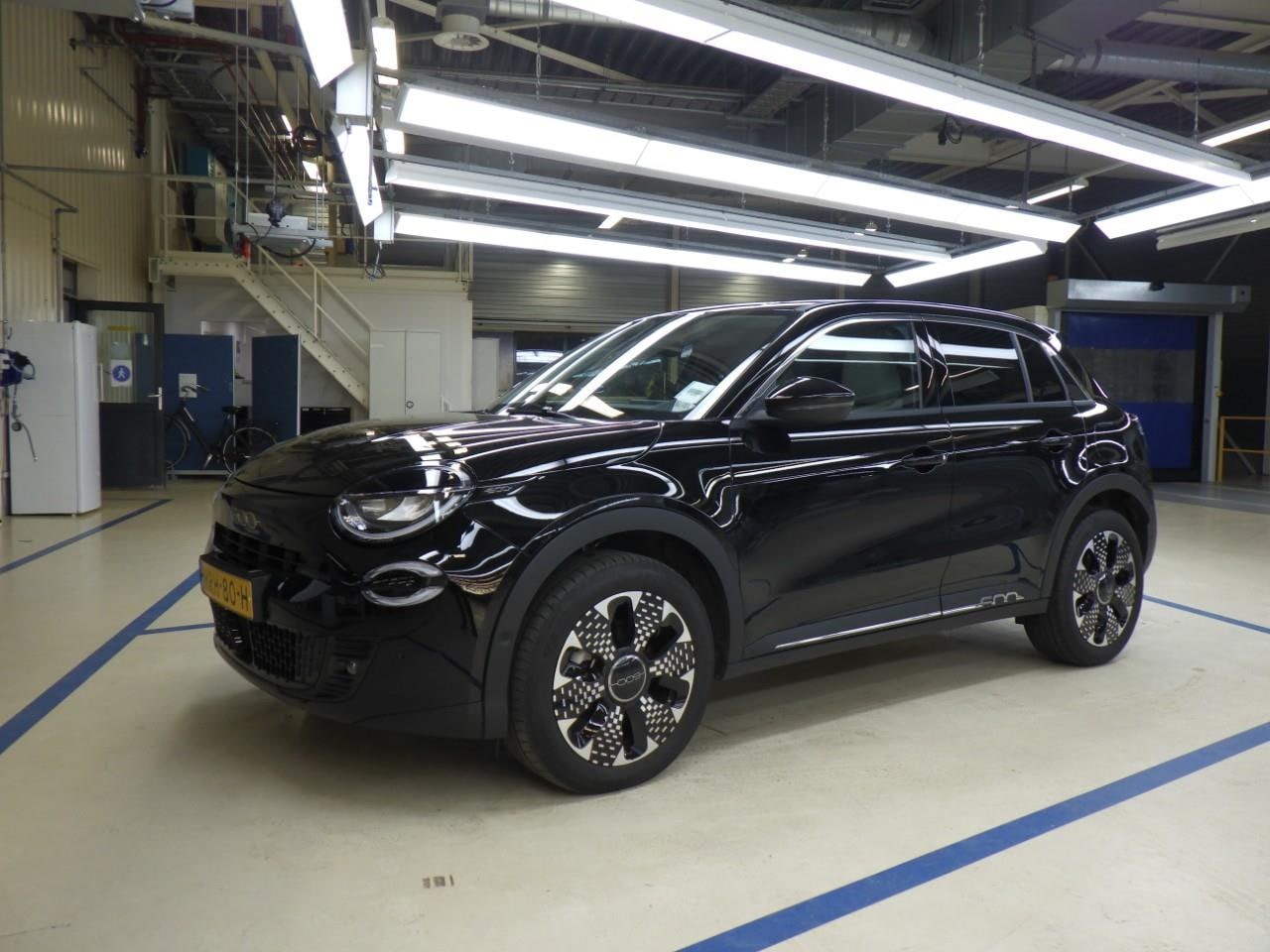 Fiat 600 - 1.2 Hybrid La Prima 110pk 8 Jaar Garantie! | Vol-Leder | Massage | Adaptive Cruise | Elekt - AutoWereld.nl