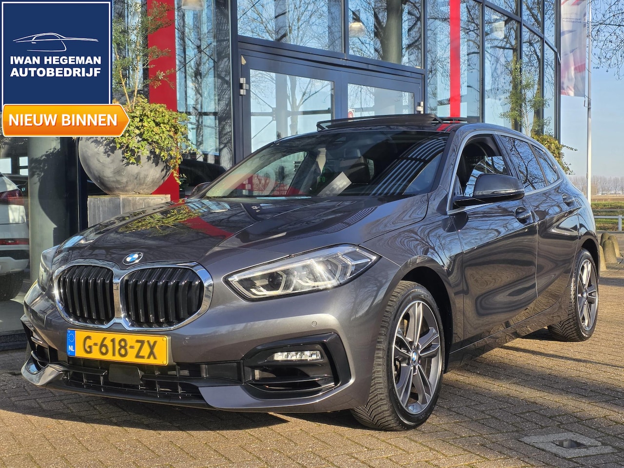 BMW 1-serie - 118i Sport Line AUTOMAAT | Panodak | Navigatie | Climate Control | Cruise Control | Licht - AutoWereld.nl