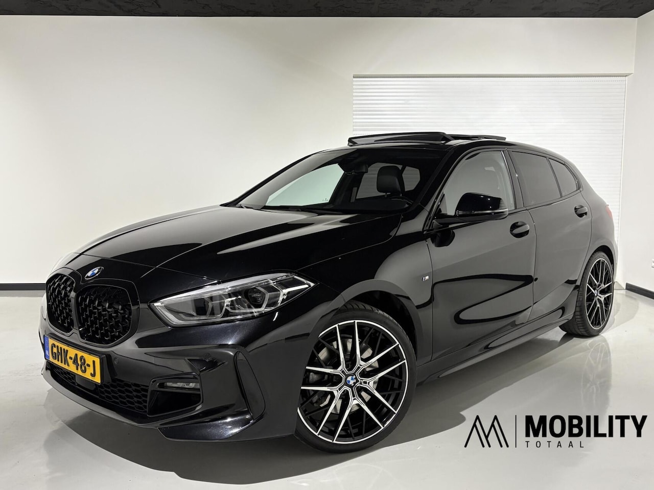 BMW 1-serie - 120i M Sport 178pk|Panodak|Shadowline|19''|Camera|Head-up|Sfeerverlichting|High Executive| - AutoWereld.nl