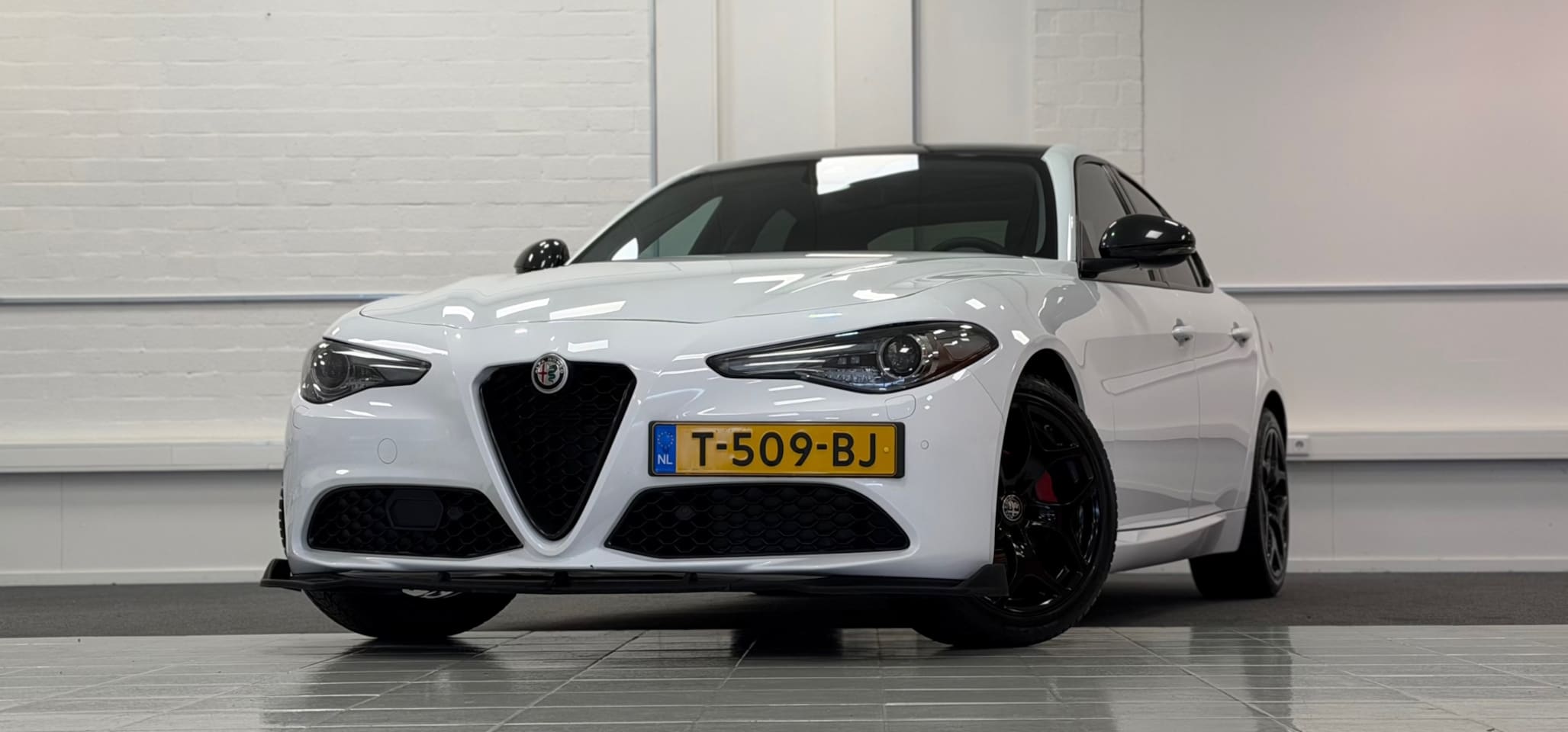 Alfa Romeo Giulia - 2.0T 310pk LED Xenon Schuifkanteldak Leer F1 flippers - AutoWereld.nl