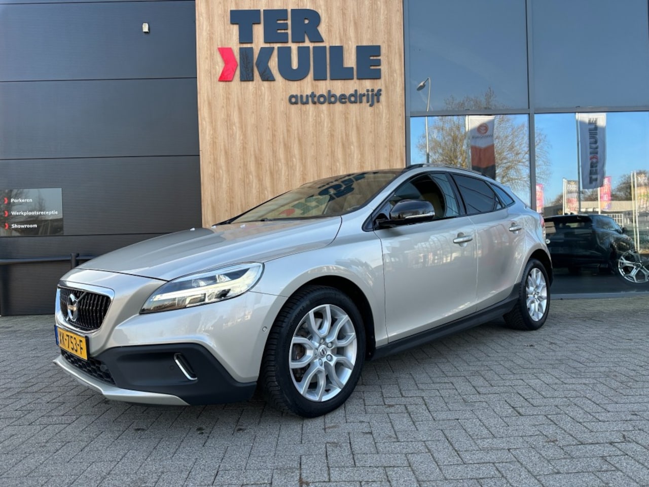 Volvo V40 - 1.5 T3 Polar+ Luxury / Trekhaak / CarPlay - AutoWereld.nl