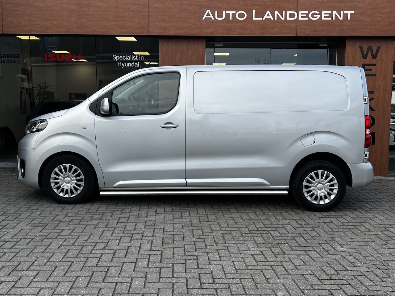 Toyota ProAce Worker - 2.0 D-4D Professional | Carplay | Trekhaak | Radio | NAV | BT - AutoWereld.nl