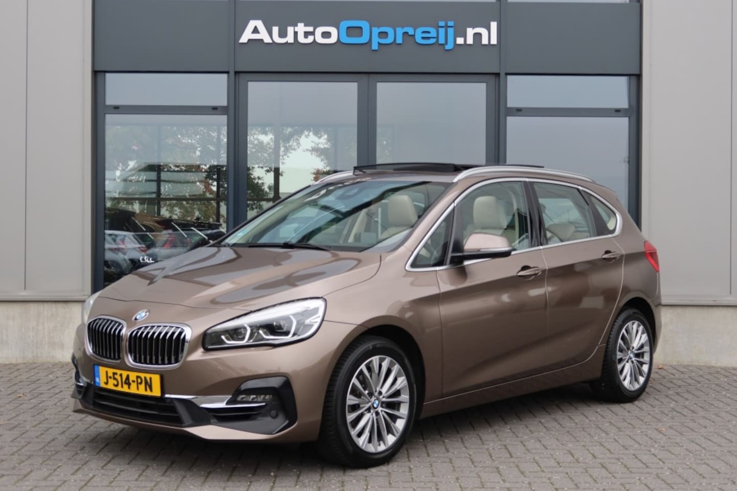 BMW 2-serie Active Tourer - 218i Active Tourer AUTOMAAT High Executive  NAVI, Camera, Panoramadak, Beige Leder - AutoWereld.nl