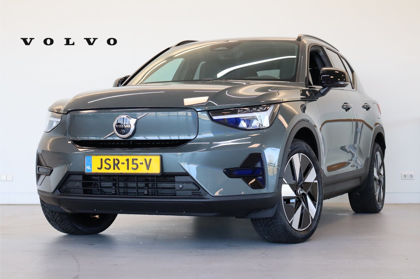 Volvo EX40 - Extended Range 252PK Plus 82 kWh | Visual Park Assist | Extra getint glas achter - AutoWereld.nl