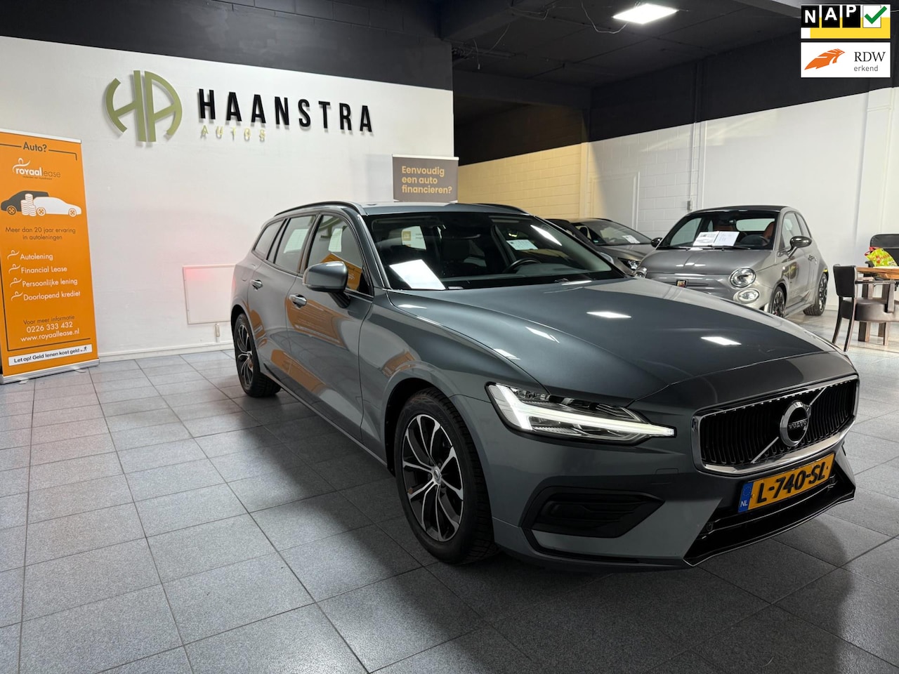 Volvo V60 - 2.0 B3 Momentum Advantage Hybrid Navig Camera 1e Eig, NL Auto! NAP - AutoWereld.nl