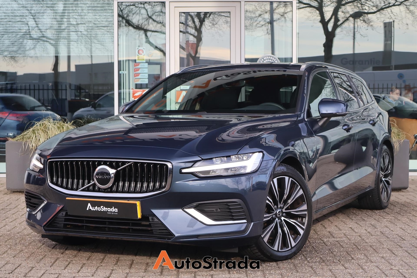 Volvo V60 - T6 Plus Bright Twin Engine 350pk AWD | Keyless | Memory | Trekhaak | Dodehoek | Navi | Sto - AutoWereld.nl