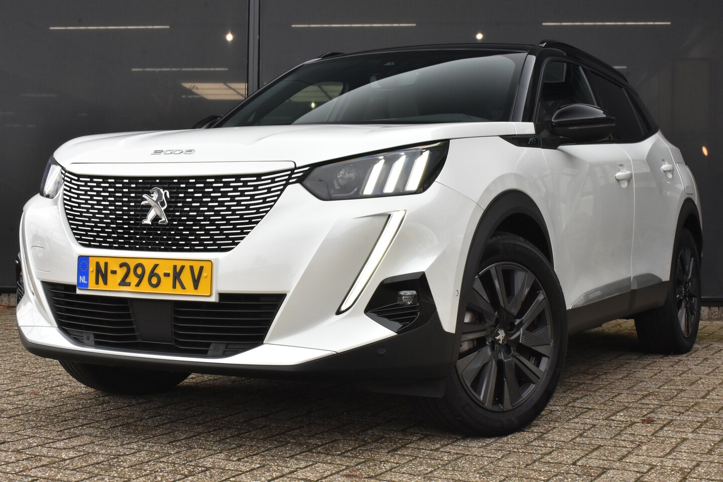 Peugeot e-2008 - EV GT Pack 50 kWh 3 Fase 88% SOH | Alcantara | Stoelverwarming | Sfeerverlichting | 18"LMV - AutoWereld.nl