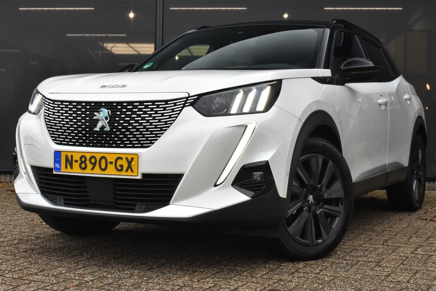Peugeot e-2008 - EV GT Pack 50 kWh 3 Fase 90%SOH | Navigatie | Sfeerverlichting | Stoelverwarming | Full-LE - AutoWereld.nl
