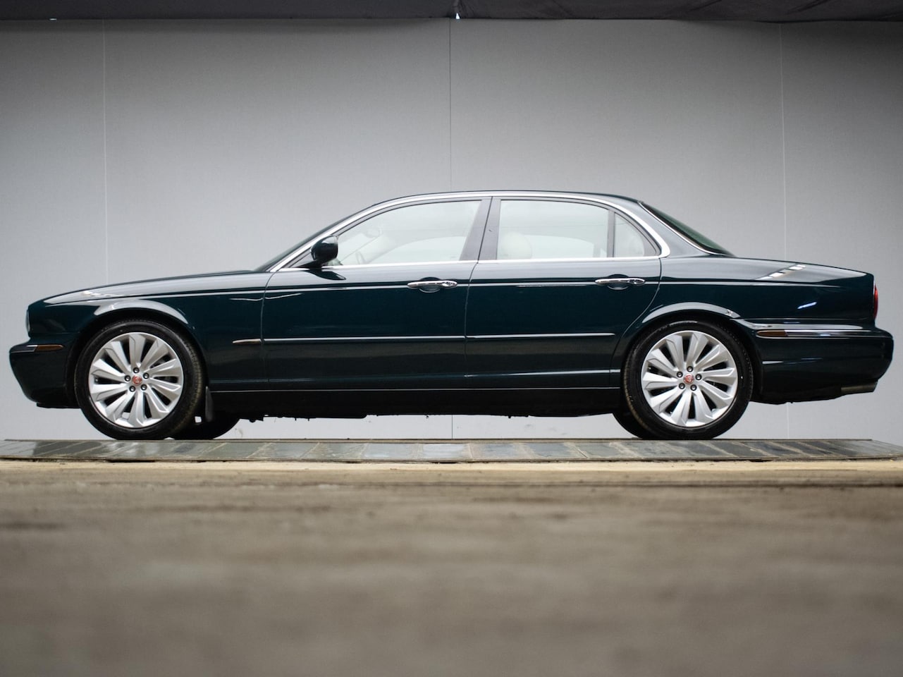 Jaguar XJ - 3.5 V8 Sport (CLIMATE,CRUISE,ELEKTRISCHE STOELEN,LEDER,BLUETOOTH,SPORTSTOELEN,19'' LM VELG - AutoWereld.nl