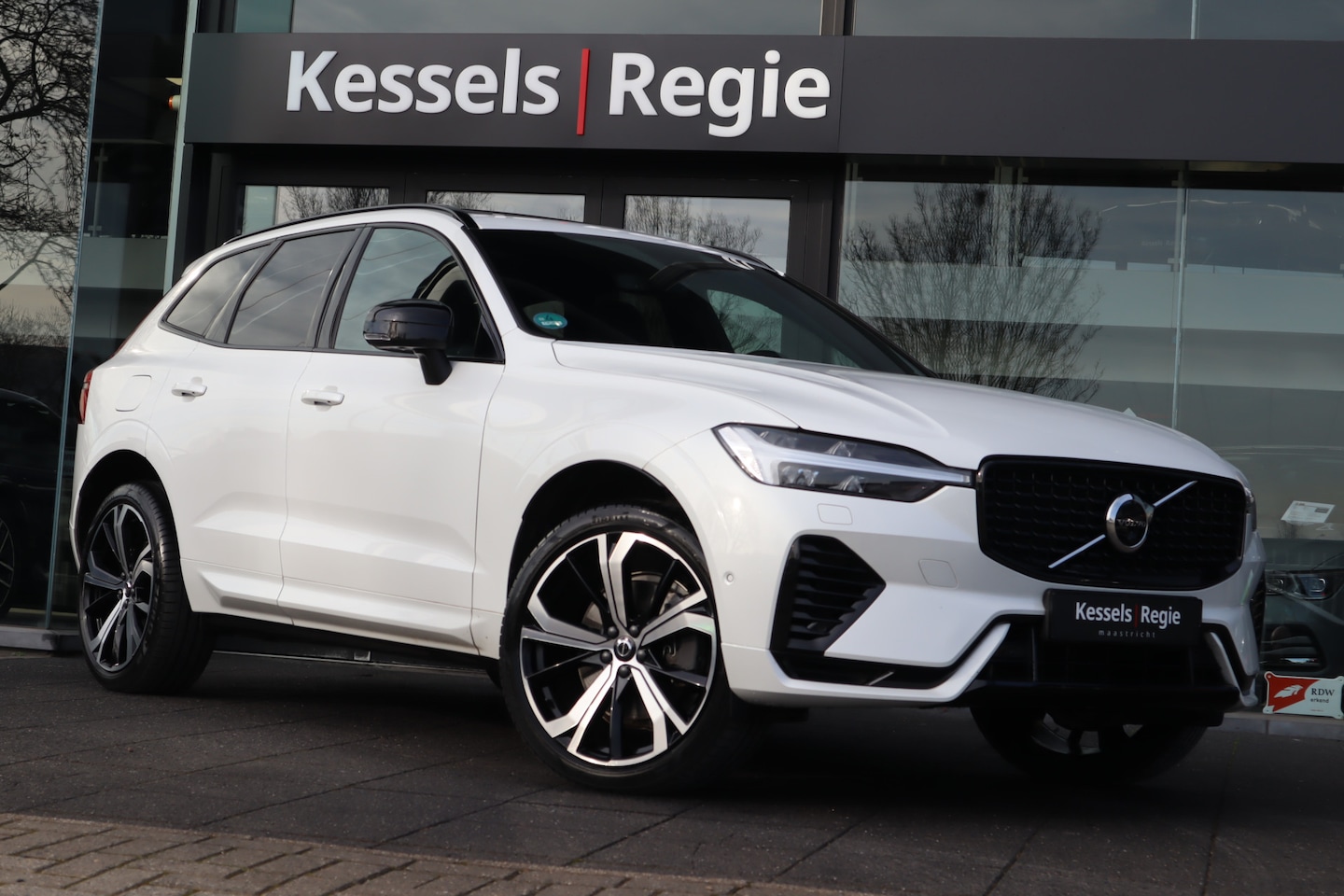 Volvo XC60 - 2.0 T6 hybrid AWD Plus Dark Pano Memory H&K 360 ACC Bliss 21” Keyless Stuur/Stoelverwarmin - AutoWereld.nl