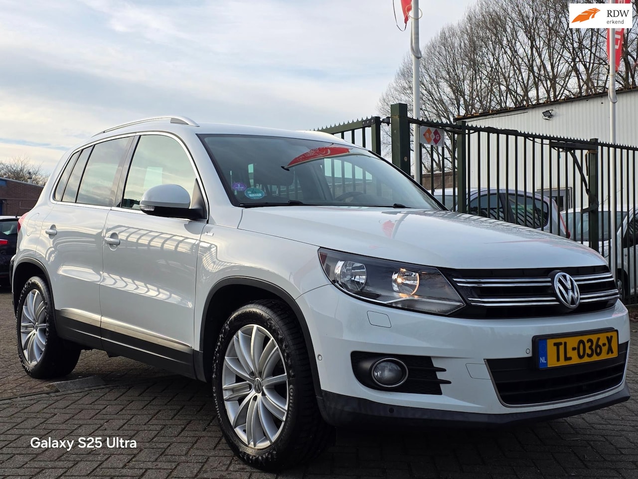 Volkswagen Tiguan - 1.4 TSI R-Line Edition 2e eigenaar dealer onderhouden panorama dak cruis control autohold - AutoWereld.nl