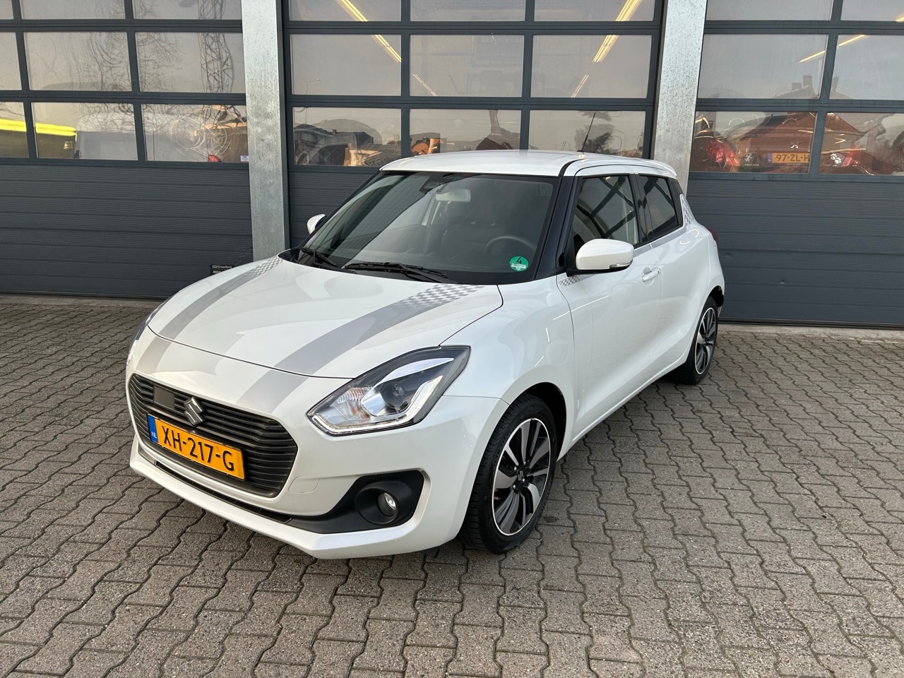 Suzuki Swift - 1.2 DualJet 90pk Smart Hybrid Stijl - AutoWereld.nl