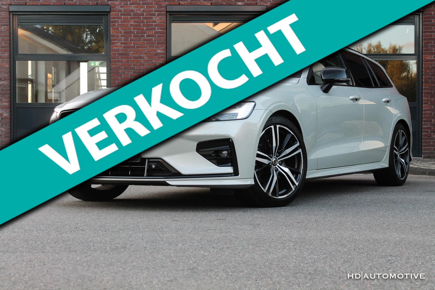 Volvo V60 - 2.0 B3 R-Design PANO|H/K|DARK|NAP! - AutoWereld.nl