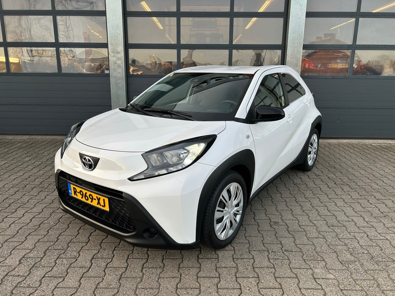 Toyota Aygo X - 1.0 VVT-i MT play 1.0 VVT-i MT 72pk Play - AutoWereld.nl