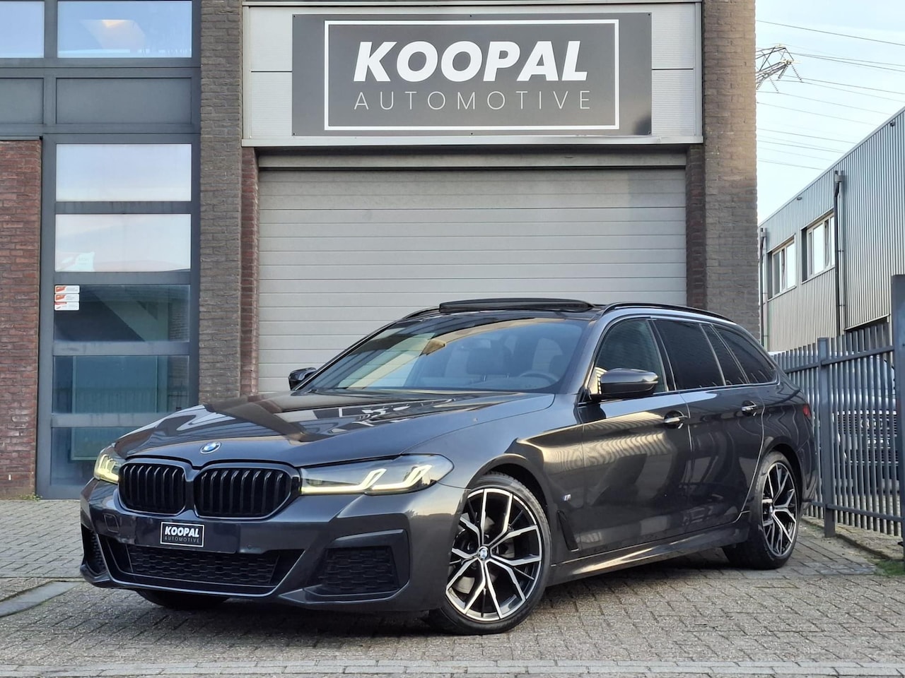 BMW 5-serie Touring - 520i M-sport High Executive Edition | Harman Kardon | Pano | BTW | Dealer onderhouden - AutoWereld.nl