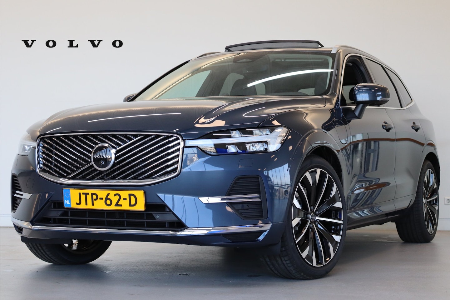 Volvo XC60 - T6 350PK AWD Ultra Executive Edition Bright | B&W | Massage/ventilatie | 21" | Luchtvering - AutoWereld.nl