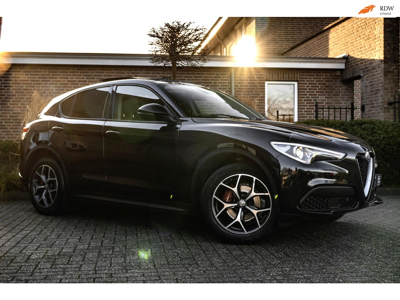 Alfa Romeo Stelvio - 2.0 T AWD B-Tech Q4 200 PK Pano Adaptive Leder Camera 19'' - AutoWereld.nl