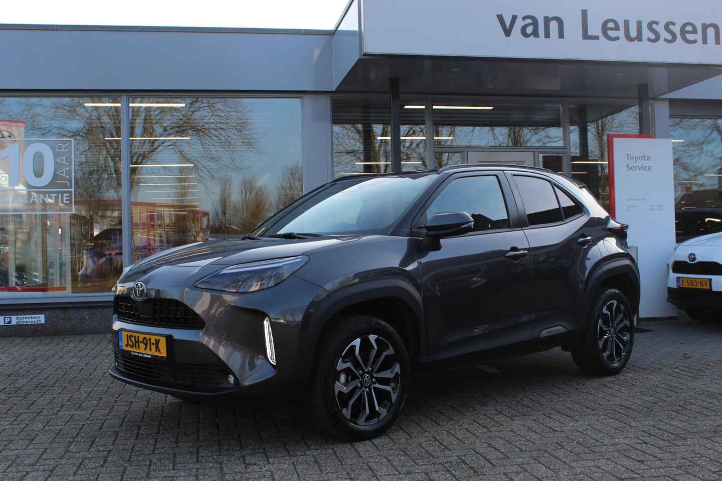 Toyota Yaris Cross - 1.5 HYBRID 115 FIRST EDITION STOEL-STUUR & RUITENWISSER VERW. PARK.SENSOREN KEYLESS - AutoWereld.nl