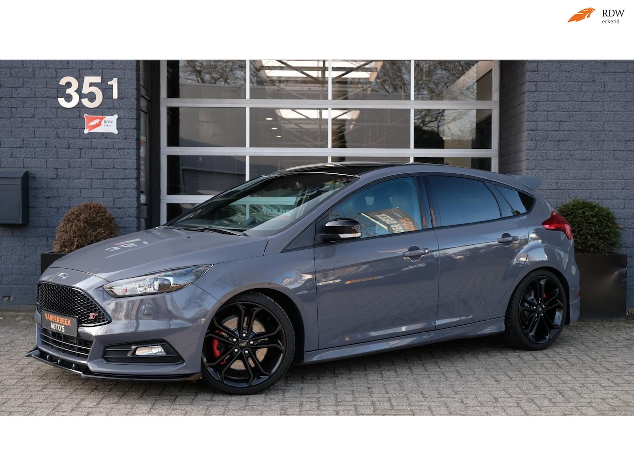Ford Focus - 2.0 ST 250 ST-3 Stealth Grey|Bomvol!|Carplay|Uniek! - AutoWereld.nl