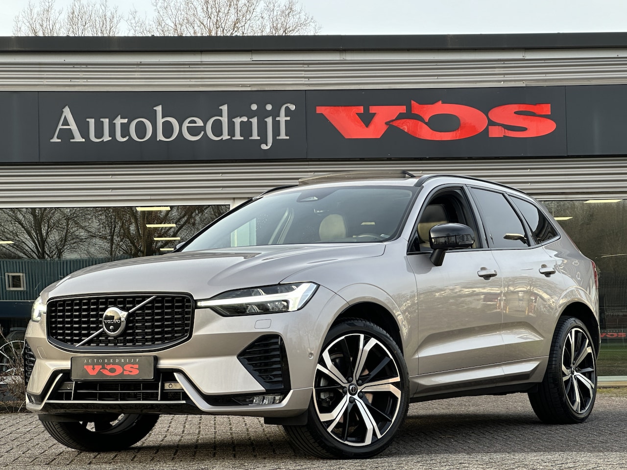 Volvo XC60 - B5 Plus Dark | Panodak | 360 Camera | H&K | Trekhaak - AutoWereld.nl