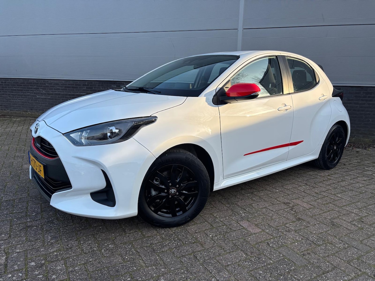 Toyota Yaris - 1.5 Hybrid Active Red Pack + LM velgen - AutoWereld.nl