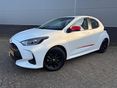 Toyota Yaris - 1.5 Hybrid Active Red Pack + LM velgen