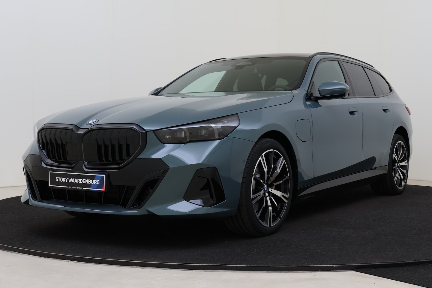 BMW 5-serie Touring - 530e M Sport Automaat / Panoramadak / Trekhaak / Achteruitrijcamera / Comfort Access / Ada - AutoWereld.nl