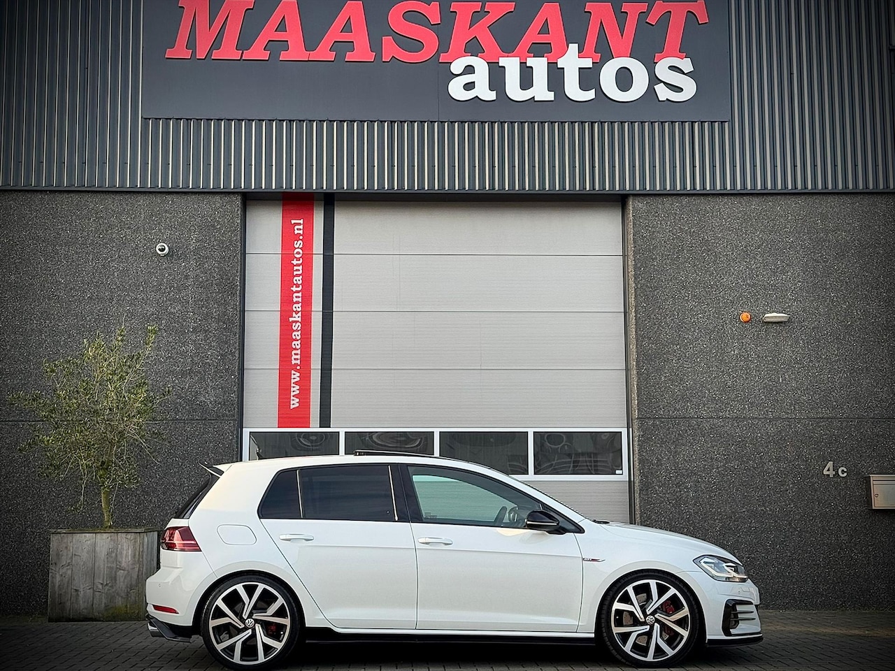 Volkswagen Golf - 2.0 TSI GTI Performance / Virtual / Pano / Adaptive cruise / Dcc / 19" Lm / JD STAGE 1 UPG - AutoWereld.nl