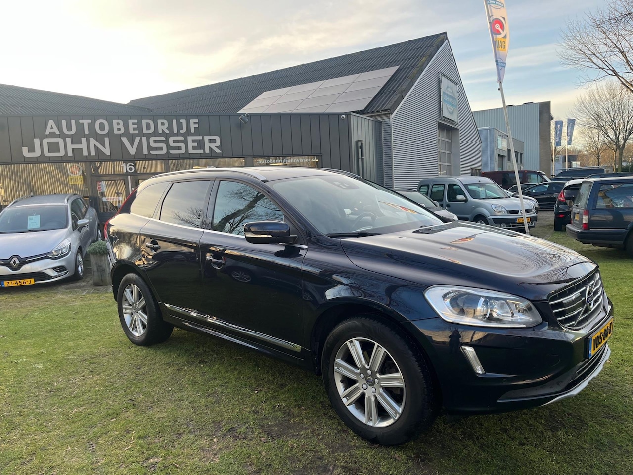 Volvo XC60 - * panoramadak * btw-auto * tussenschot * airco * cruise * - AutoWereld.nl