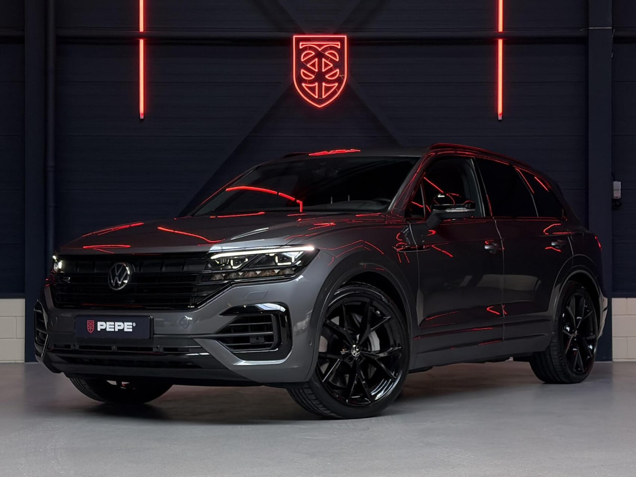 Volkswagen Touareg - 3.0 TSi eHybrid 4MOTION R |PANO|TREK|360|DYNAUDIO|22" - AutoWereld.nl