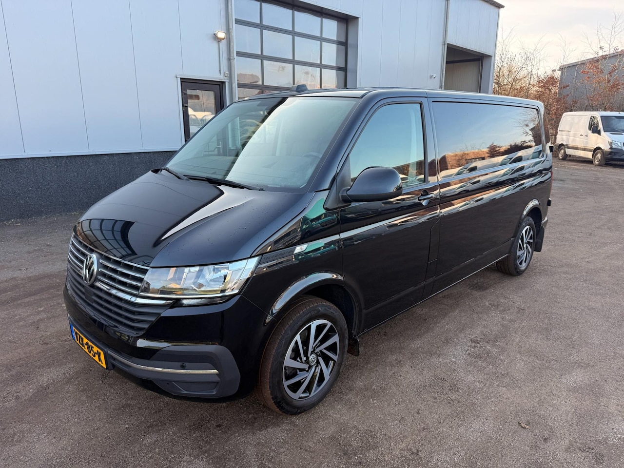 Volkswagen Transporter - 2.0 TDI 150PK L2H1 Navi / Trekhaak - AutoWereld.nl