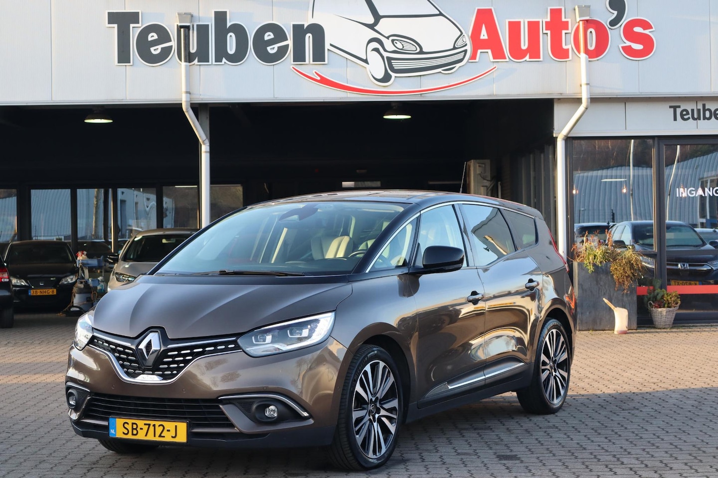 Renault Grand Scénic - 1.6 dCi Initiale Paris Stoelverwarming, Navigatie, Camera, Cruise control, Trekhaak, Clima - AutoWereld.nl