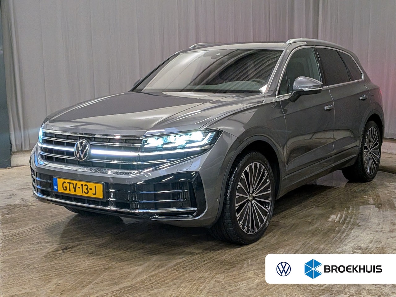 Volkswagen Touareg - 3.0 TSi eHybrid 340 pk 4MOTION Elegance | Luchtvering | Elektrische Panoramadak | Achterui - AutoWereld.nl