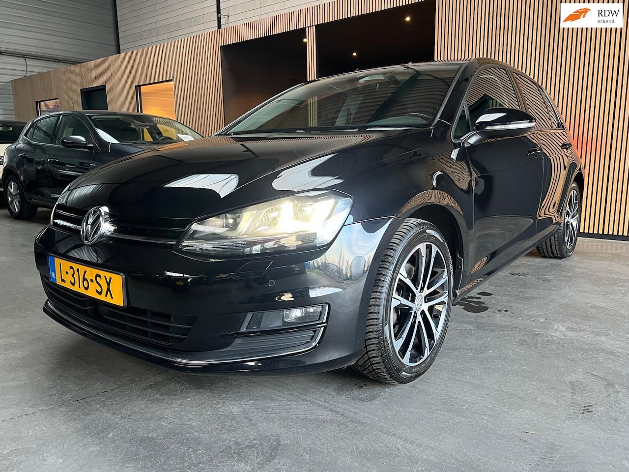 Volkswagen Golf - 1.4 TSI Connected Series |Automaat|Camera|ACC|Stoelverw. - AutoWereld.nl
