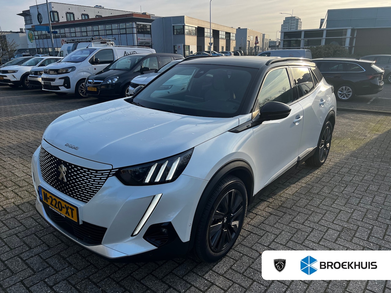 Peugeot e-2008 - EV GT Pack 50 kWh | Navi | Camera | Verw. voorstoelen | PDC V+A | Leder alcantara | Cruise - AutoWereld.nl