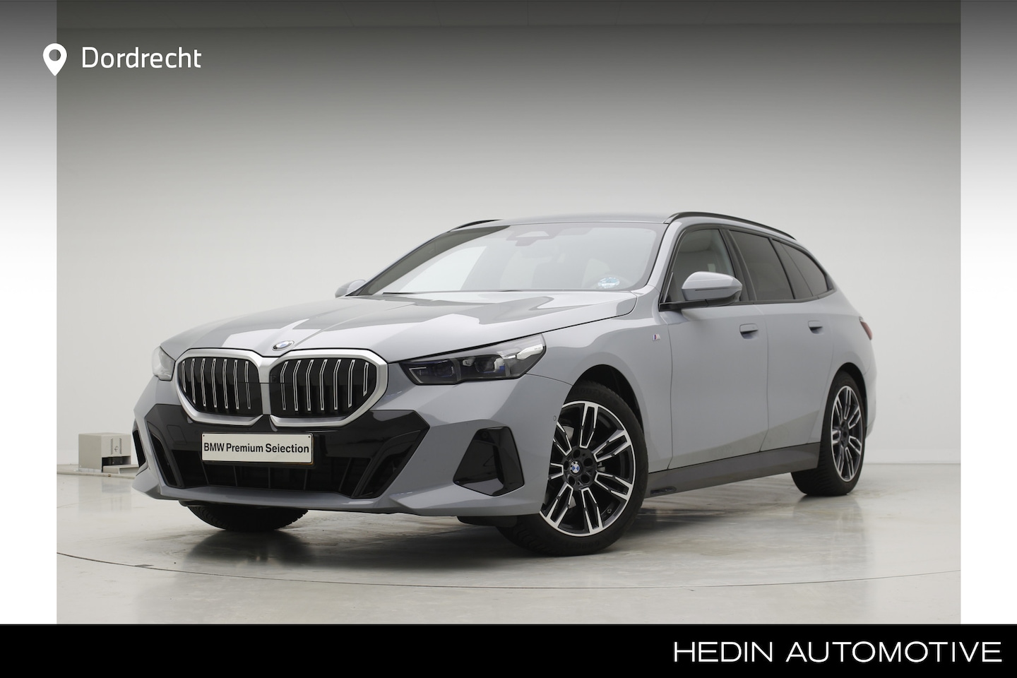 BMW 5-serie Touring - 520i M-Sport | Driving Assistant Plus | Harman Kardon | Trekhaak | Brooklyn Grau - AutoWereld.nl